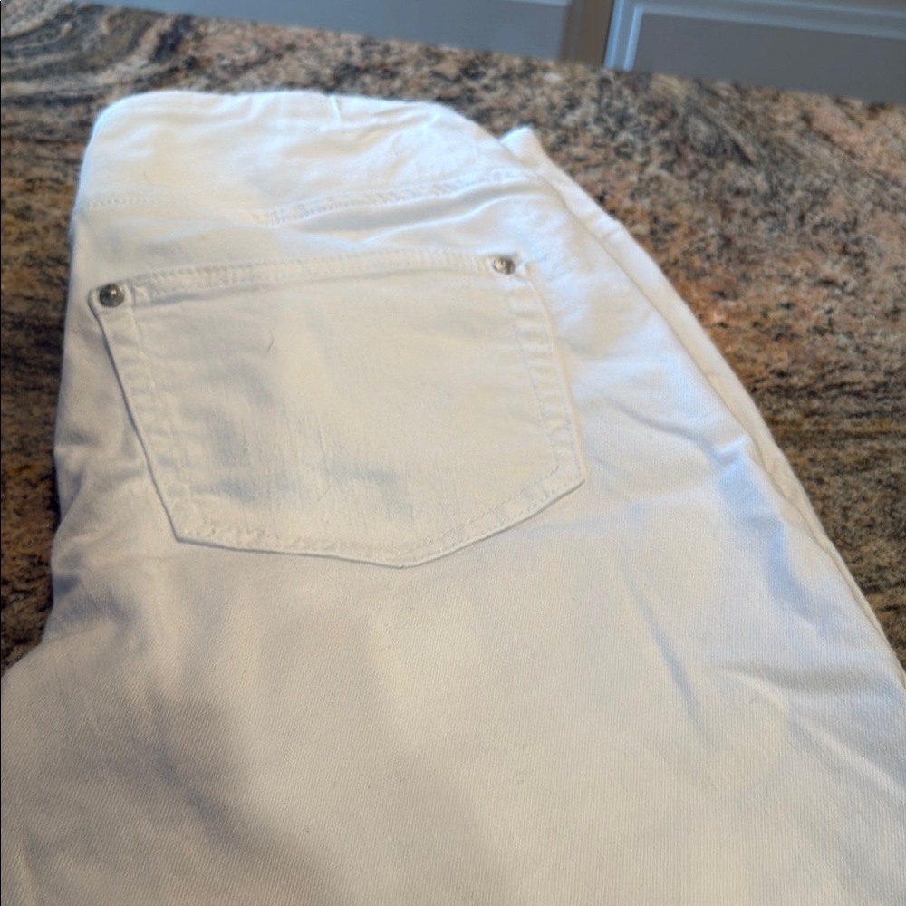 Belle by Kim Gravel White Bermuda Shorts Classic Design